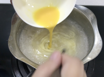 step5: 加完馬蹄粉水，等它煮開，關火，分幾次慢慢加蛋液，一邊加一邊攪拌，加完蛋液，開大火，煮開馬上關火