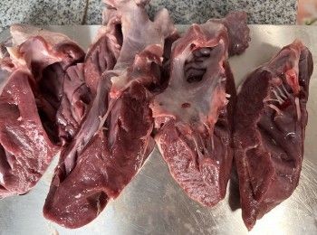 step2: 然後直切成4份，接著再清洗豬心內部，把裡面的血塊都挖出來。將洗好的豬心去除動脈和表面白色的脂肪，再斜切成半厘米厚的豬心片。