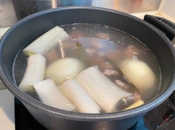 step4: 一小時後撇去肥油、肉桂、香葉、洋蔥和大蔥，留下湯底和牛腩