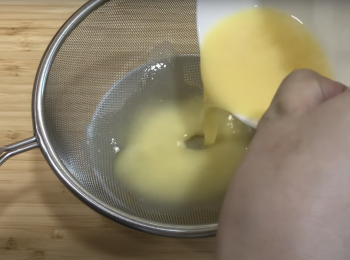 step4: 雞蛋打散，加雞湯，拌勻，過篩