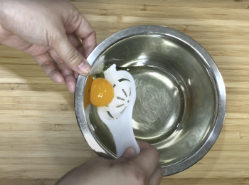 step2: 鹹蛋分開蛋黃、蛋白，蛋黃切碎