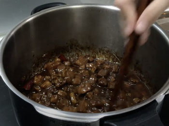 step4: 大火加壓至第三條線，轉小火再煮10分鐘，關火，解壓後，再煮到醬汁濃稠