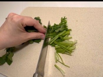 step1: 預備配料，先將芫茜清洗乾淨，然後切段。