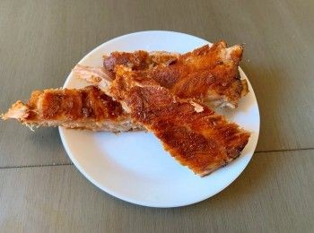 step1: 這個是烤好排骨的顏色，沒有修正過

這個排骨製作非常簡單，把所有的調料放在冰箱過夜，醃製入味第二天再拿出來烤

詳細食譜在下面👇🏻