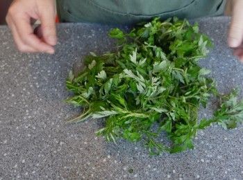step3: 艾草只取葉子部份50克 洗淨後放入熱水內煮一分鐘