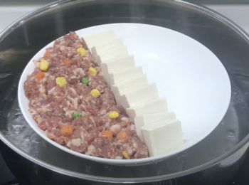step3: 把醃好的豬肉放盤子的一邊，切好的豆腐放盤子的中央，大火蒸12分鐘