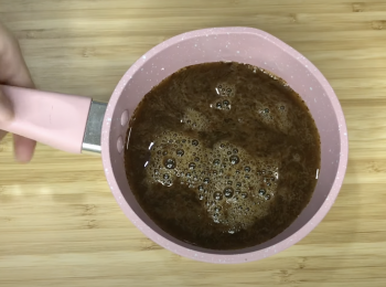 step1: 先做咖啡層，咖啡粉、砂糖、水加熱至溶化，關火加吉利丁粉，攪拌至溶化