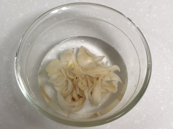 step1: 乾百合用水洗淨，泡浸半小時