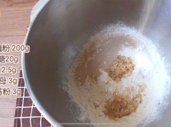 step1: 將主麵團的材料（除黃油）全部放入廚師機攪拌至能形成麵團的擴展狀態後再加入無鹽黃油攪拌成光滑的麵團，然後放進一個大碗中包好保鮮膜在溫暖的地方發酵至變大兩倍。