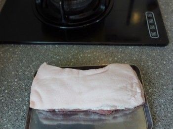 step2: 豬腩肉煮40分鐘 沖洗乾淨 於豬皮上紮針
豬皮上塗粗鹽及白醋

詳細步驟請觀看影片連結
https://youtu.be/k0PjTBzQlBM