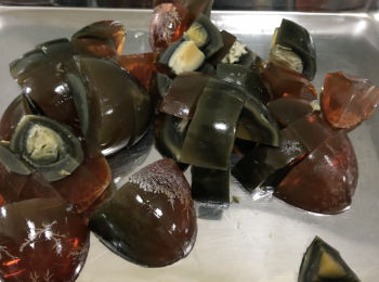 step1: 皮蛋蒸熟，剝殼，切小塊