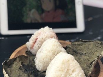 step2: ```飯糰部分```
1️⃣雙手沾水✋🏻輕力將飯團捏成形🍙
（記得唔好太用力，讓米飯間保留一定空間，唔係就會破壞飯糰的口感😉）
2️⃣第二個可加入吞拿魚🐟腩蓉，第三個則加入八爪魚🐙
3️⃣在複雜的世界裏，簡單食物才擁有最簡單和強大的力量，希望每人食到e個充滿魔法✨的飯糰時🍙暖一暖自己❤️，別忘記自己的「名字」