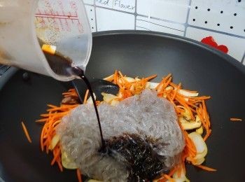 step6: 加入粉絲及調味汁料兜勻後熄火