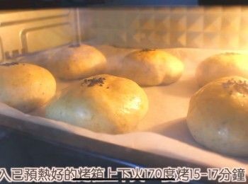step5: （預熱烤箱）
發酵好的麵團在表面輕輕塗上一層全蛋液，然後再放一點黑芝麻裝飾。放入烤箱170度烤15-17分鐘