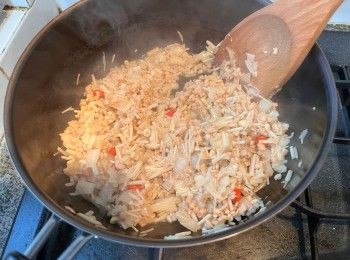 step5: 加入素肉碎和調味料同炒，炒至金菇碎變軟即可淋在白蘿蔔扒上；如選擇將白蘿蔔扒回鍋，可以在此時放入白蘿蔔扒翻熱，順道讓白蘿蔔扒吸吸辣味的調味料。