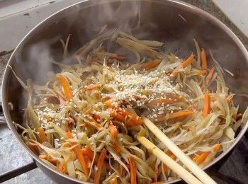 step7: 最後加上白芝麻炒勻，便可以盛到乾淨的器皿中、放涼。