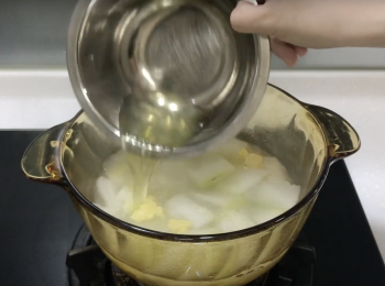 step4: 10分鐘後，加鹹蛋白，拌一拌即可關火