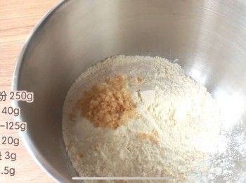 step1: 將<span class="group_1">主麵團</span>的材料（除牛油）用廚師機或者手揉能拉出粗膜的麵團之後再加入無鹽牛油揉性光滑的麵團。然後放在烤箱用發酵功能進行第一次發酵。或者直接放在溫暖的地方變到兩倍大為止