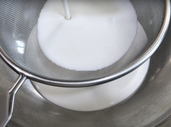 step1: 混合糯米粉、玉米粉、糖粉，加入水、椰漿，拌勻，再加油拌勻，過篩