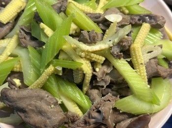 step10: 待蔬菜差不多炒熟，便加入豬心片略炒至熟，即可上碟。