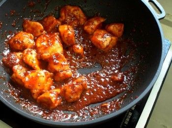 step4: 鍋中留少許的油。
倒入醬汁煮至冒泡後放入雞肉塊。均勻攪拌雞肉與醬汁，煮至收汁後即可。