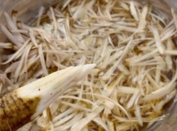 step3: 也可先用刀削出鉛筆狀的牛蒡，用刀𠝹幾刀，然後用削皮器削成薄片。