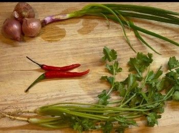 step1: 乾蔥切粒或條狀
蔥、辣椒切粒
芫荽切碎