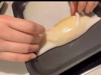 step5: 凝固後，放上芒果肉，捲起即成。