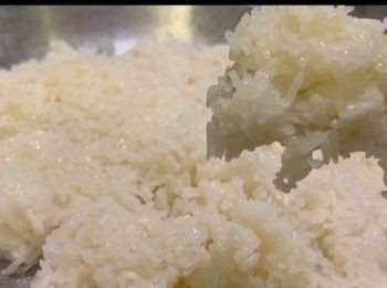 step6: 另一邊廂，糯米飯已經蒸好。
將糯米飯放至溫暖後，可以開始包粢飯。