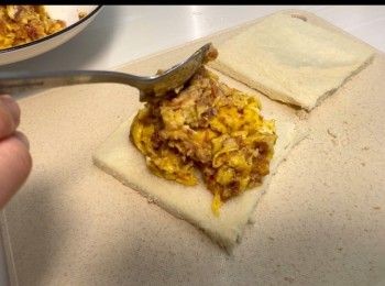 step6: 將鹹牛肉蛋，厚厚地鋪在三文治上（我這個食譜可以製作，足二人份量的特厚鹹牛肉蛋治）。