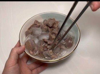 step6: 將煮好的<a href="https://bit.ly/3uTwVKG" target="_blank" data-keyword="雞腎" class="guide-link"><strong>雞腎</strong></a> <span style="display:inline-block;vertical-align:middle;margin-top:-3px;color:initial;border-radius:3px;padding:2px 3px;font-size:12px;line-height:14px;background:#87d300;color:#fff;">即買</span> ，放於冰水裏冰鎮15分鐘。