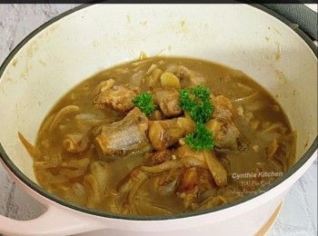 step2: 牛尾解凍，洗淨，汆水約10分鐘，撈起瀝乾水份。燒紅鑄鐵鍋，下橄欖油，慢火，將牛尾每面煎香，盛起。
（注：西式做法，牛尾解凍後，洗淨表面血水，裹上一層薄薄的中筋麵粉，中慢火煎香。但我比較喜歡中式汆水做法。）