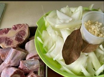 step3: 原鍋加入橄欖油及牛油，把切好的洋蔥絲加入鍋內，中火拌炒 30-40 分鐘直至軟身及焦糖化，加入蒜蓉及黃糖，繼續炒約10分鐘 。(此步驟可以幫助洋蔥顏色變更深)