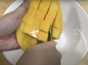 step2: 取出芒果肉，加一半牛奶，打成果泥