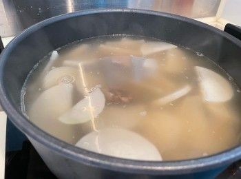 step5: 大根去皮切薄片，將大根放入湯底，再加少許鹽同煲半小時，即完成，如喜歡可灑上蔥花。