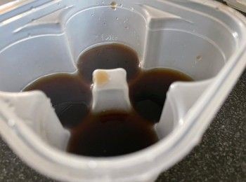 step1: 所有液體混合攪勻，平均倒入每一格膠盒內