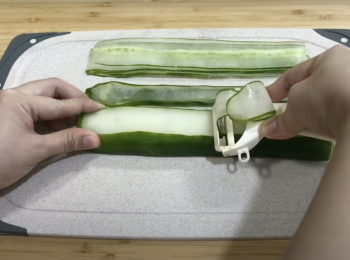 step2: 切掉頭尾，削成薄薄的青瓜片，疊好