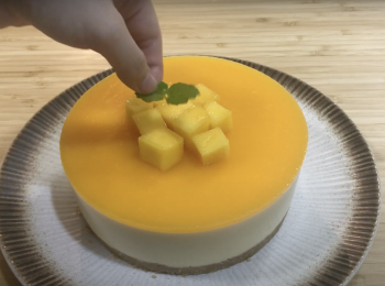 step8: 脫模，加芒果丁和薄荷葉裝飾