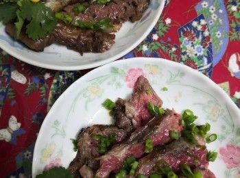 step3: 煎到自己喜歡的合適的生熟程度便可關火盛起在烤架上，待沸騰的肉汁慢慢靜置回肉內