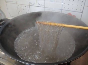 step1: 燒滾一鍋水； 下韓式粉絲煮至軟身, 撈起沖凍水