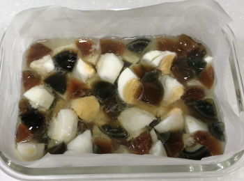 step4: 把牛油紙鋪在玻璃器皿裡，加入皮蛋和熟鹹鴨蛋，再倒入雞蛋白，壓平，蒸熟