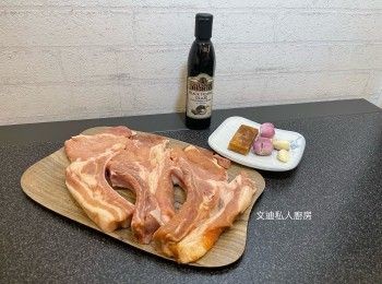 step1: 方便炆煮豬鞍扒。可以先斬件，再用醃料煮半小時。蒜頭和乾蔥先去衣再拍扁。片糖切碎備用