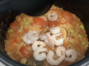 step7: 煮好後，再加蝦子、鹽巴，蓋蓋悶10分鐘以上，開蓋再攪拌均勻即可