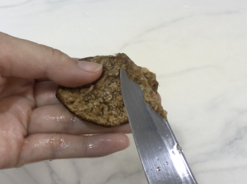step4: 陳皮用水洗淨，泡水至軟，用刀刮走果囊