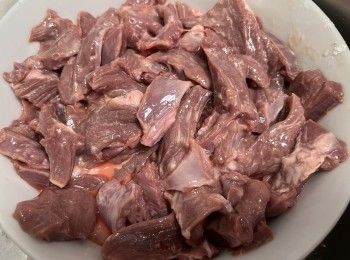 step4: 加入米酒、生抽和鷹粟粉略醃10分鐘。