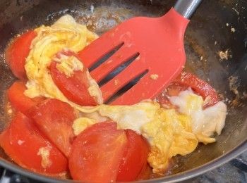 step6: 把炒蛋回鍋，略略炒勻即可上碟。