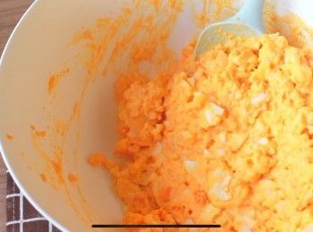 step3: 預備<span class="group_2">碎蛋沙律</span>的材料，雞蛋煮熟後壓碎然後加入蛋黃醬椒鹽，這兩種材料分量可按自己喜好而調節，之後加入煉奶和水再稍稍拌勻即可