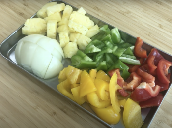 step2: 洋蔥、三色彩椒、鳳梨切塊