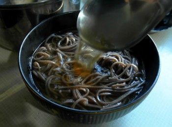 step5: 將煮好的肉湯加入蕎麥麵中，並放上喜歡的配菜即可。