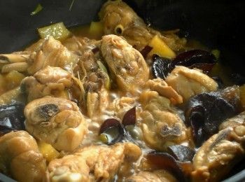 step4: 放入鳳梨、川耳拌炒均勻。續煮5分鐘即可出鍋。